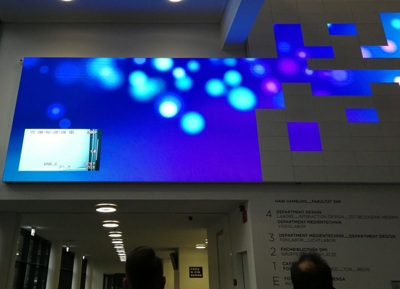 Die LED-Wand im Neubau der HAW Finkenau zeigt eine angenehme blaue Visualisierung an